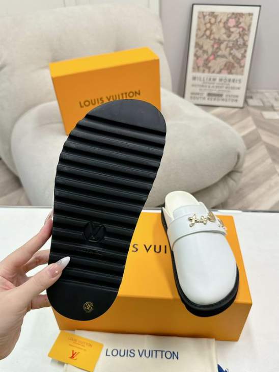 Picture of Louis Vuitton Slippers _SKULVsz35-45mnf10051102